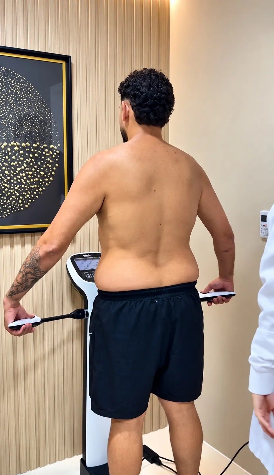 Paciente realizando avaliação de bioimpedância