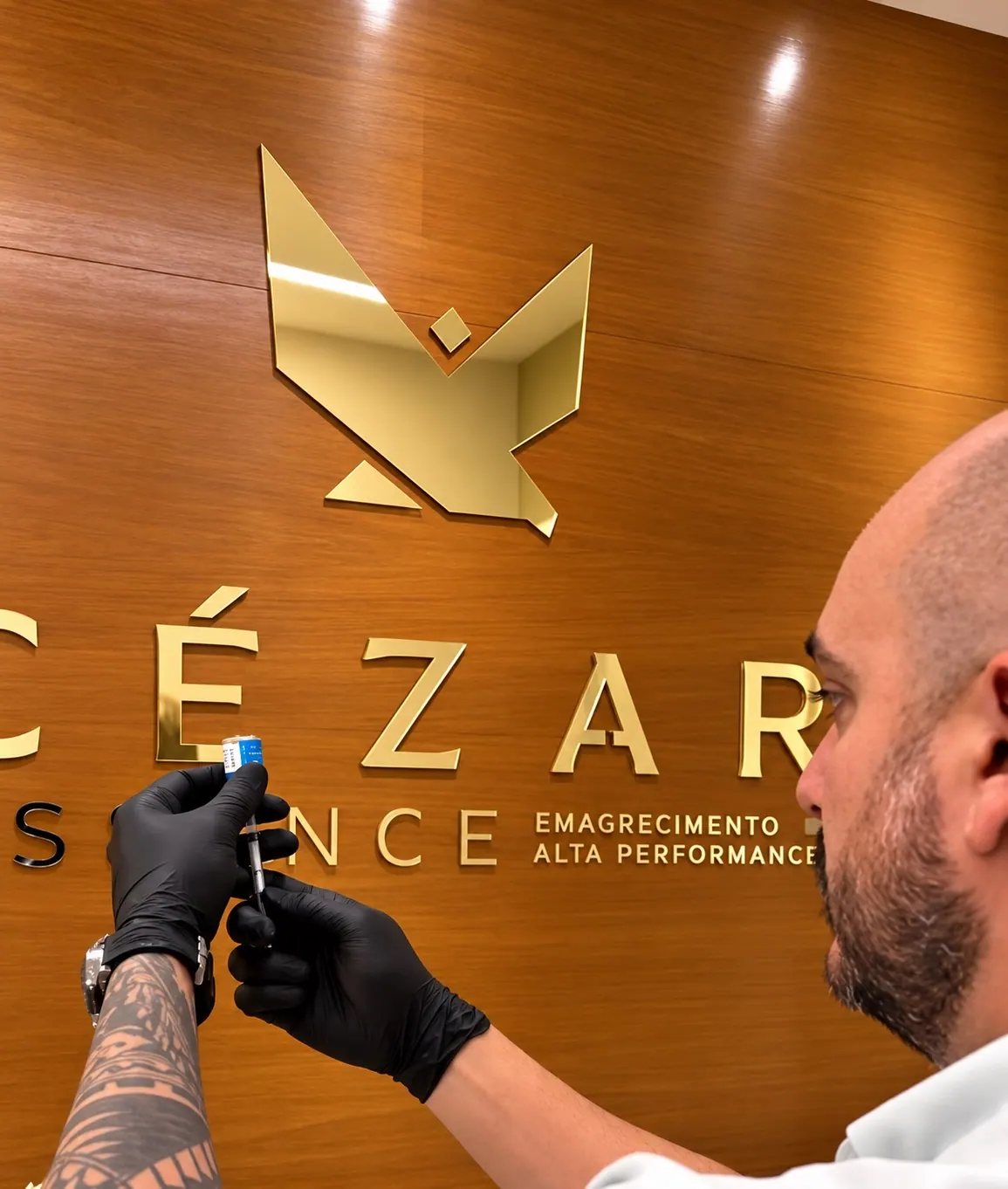 Profissional preparando medicação na Cézar Essence