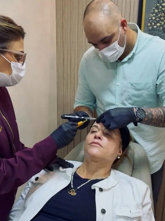 Equipe durante procedimento facial